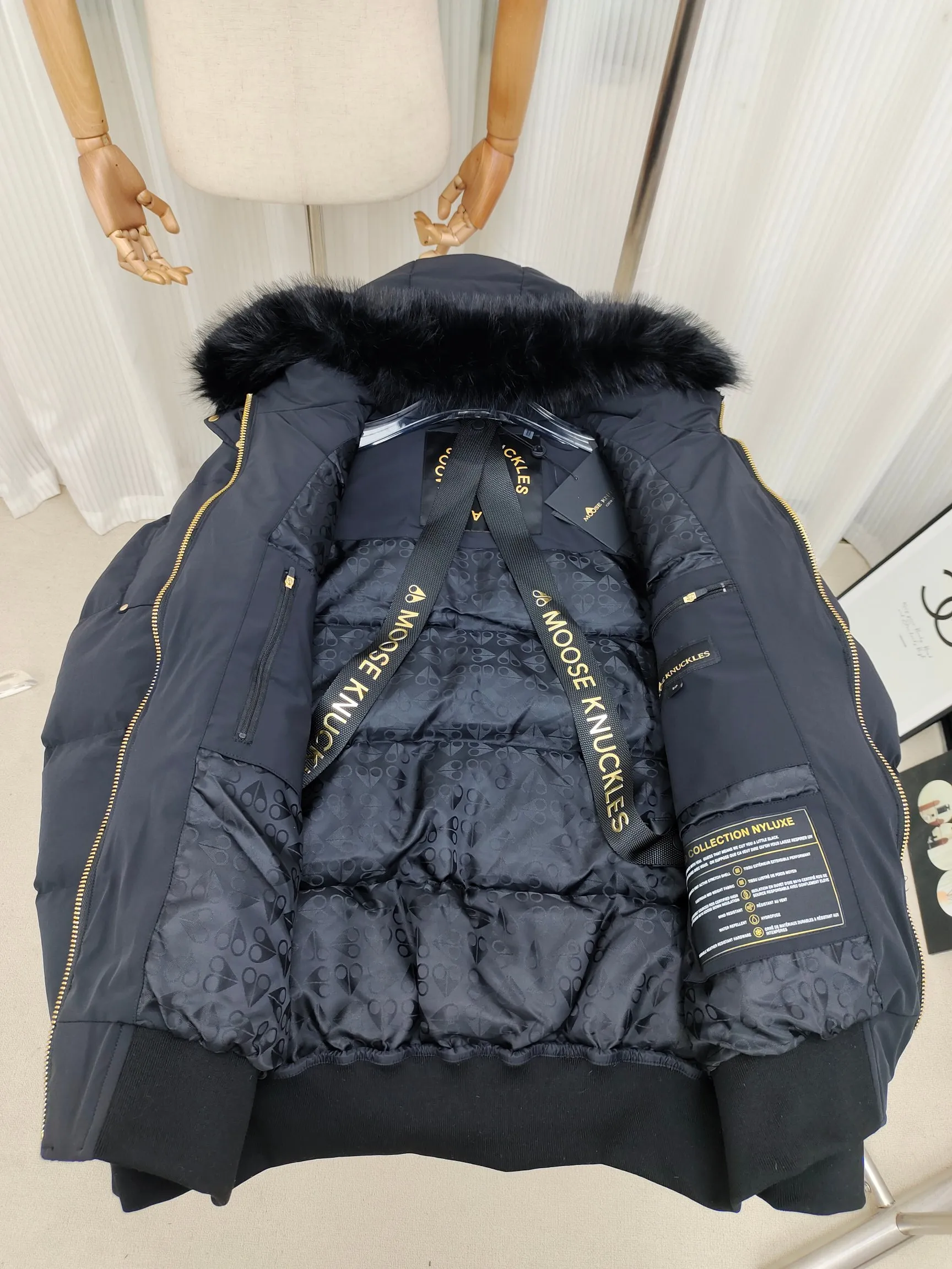 ：Y 12 Classic Moose Knuckles FW 22 12 Moose Knuckles。 ， ins 、 、 。 ， ， ！ ， ， ， ！ 12 Classic 。 ，Lightweight。 :Black Sizes: S XXL